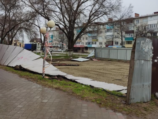 На Кубани сильный ветер срывает крыши и валит деревья